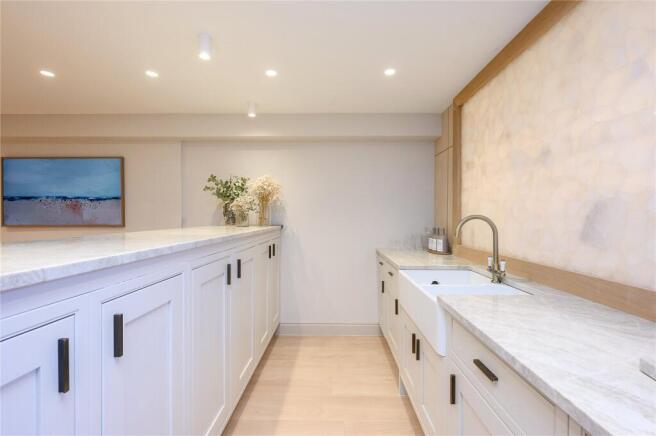 5 bed Detached for sale Image 10