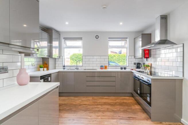 7 bed House to rent Image 9