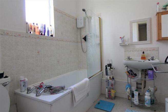 3 Shenstone - bathroom.JPG