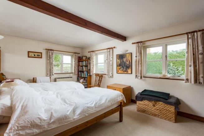 5 bed Detached for sale Image 12