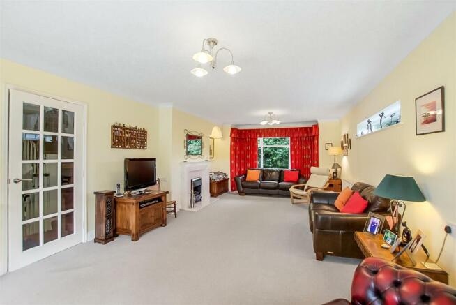 4 bed Semi-Detached for sale Image 4