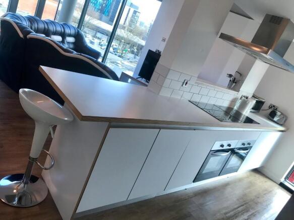 3 bed Apartment to rent Image 8