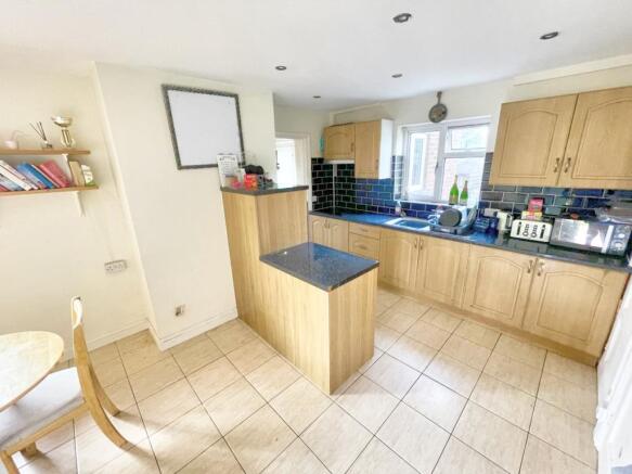Kitchen/breakfast room photo two
