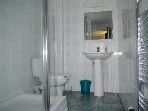 EN-SUITE SHOWER ROOM