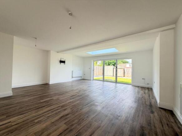 4 bed Semi-Detached for sale Image 6