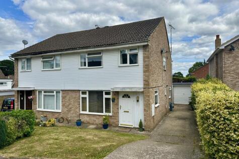 Yaverland Drive, BAGSHOT, GU19