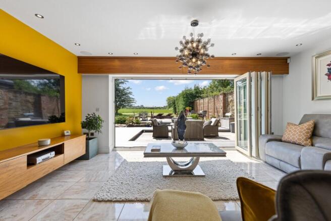 6 bed Detached for sale Image 6