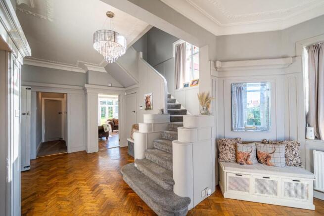 6 bed Detached for sale Image 4
