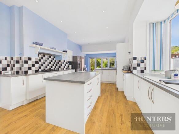 5 bed Semi-Detached for sale Image 4