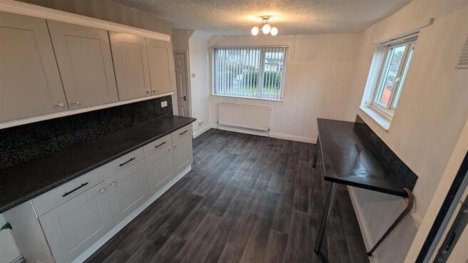 3 bed Semi-Detached to rent Image 4