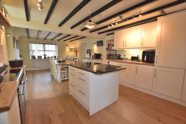 4 bed Detached for sale Image 8