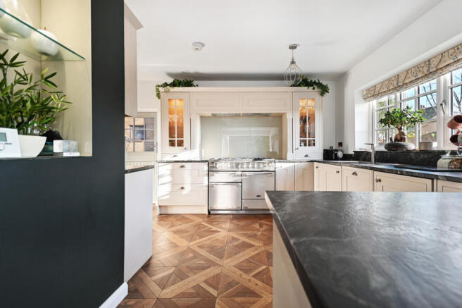 4 bed Detached for sale Image 12