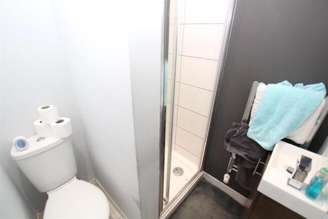 6 bed House to rent Image 8