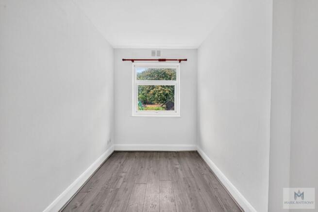 Beresford Gardens, Enfield, EN1 photo 4