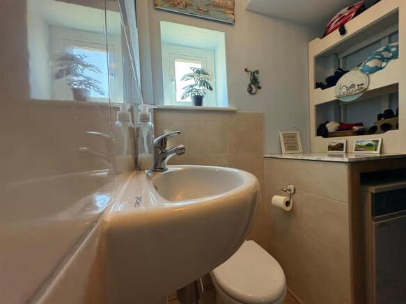 6 bed Detached for sale Image 4
