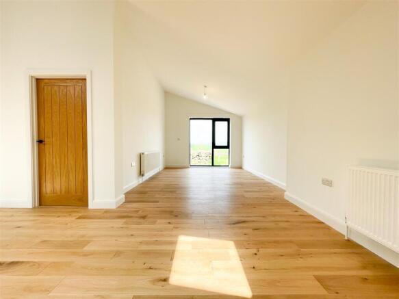 4 bed Semi-Detached to rent Image 5
