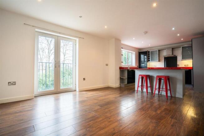 5 bed Detached to rent Image 5