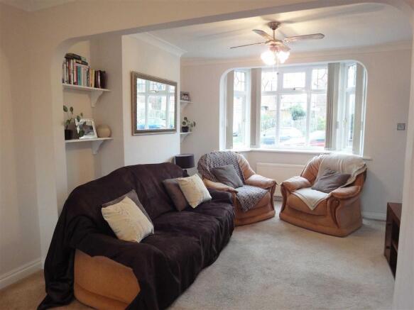 LIVING/DINING ROOM: