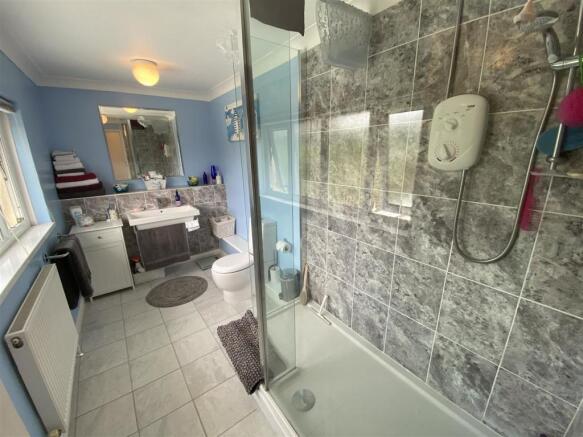 EN-SUITE SHOWER ROOM
