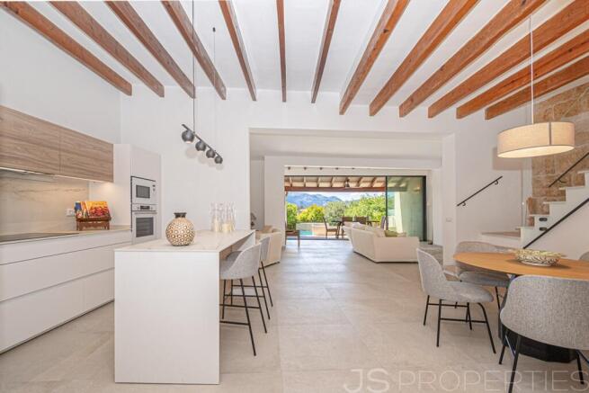 Stylish Renovated Townhouse with pool and mountain views in Llubi