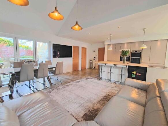 5 bed Detached for sale Image 10