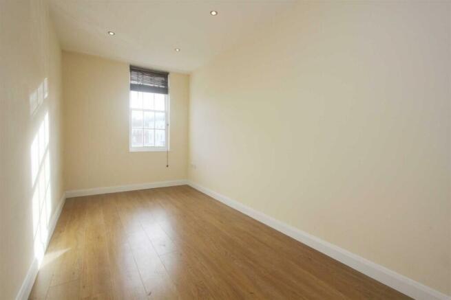 3 bed Flat to rent Image 6