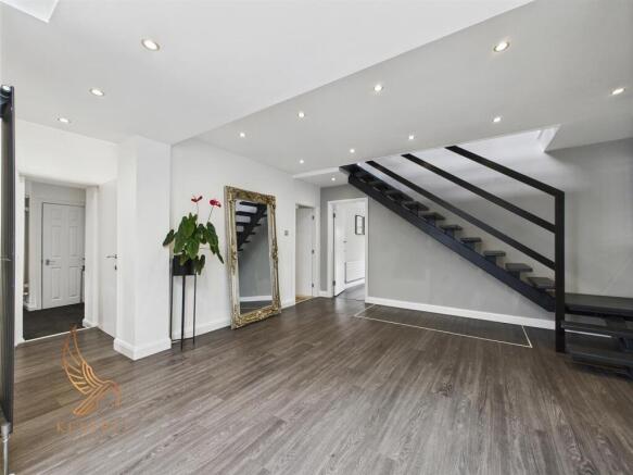 5 bed Detached for sale Image 6