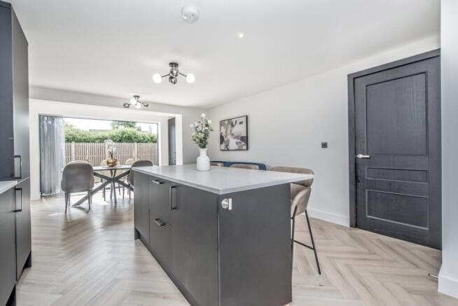 4 bed Detached for sale Image 7