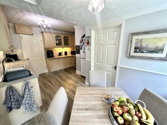 KITCHEN/BREAKFAST ROOM