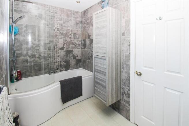 4 bed Detached for sale Image 8