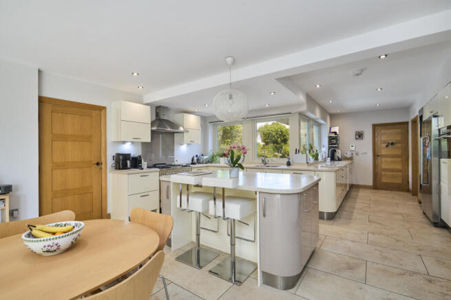 5 bed Bungalow for sale Image 10