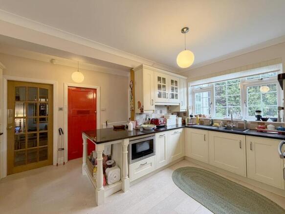 4 bed Detached for sale Image 8