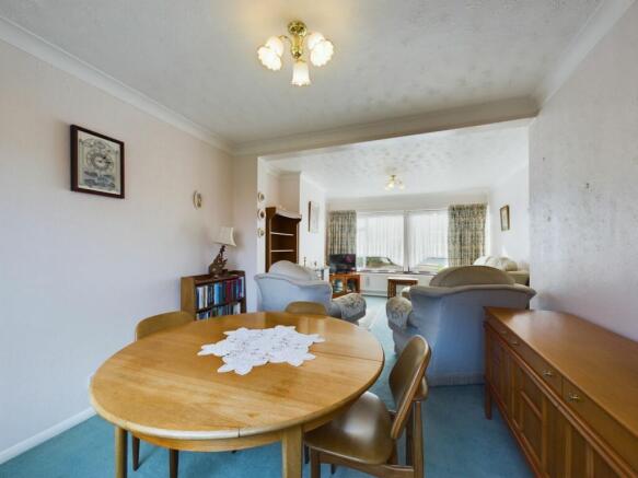 LOUNGE/DINING ROOM