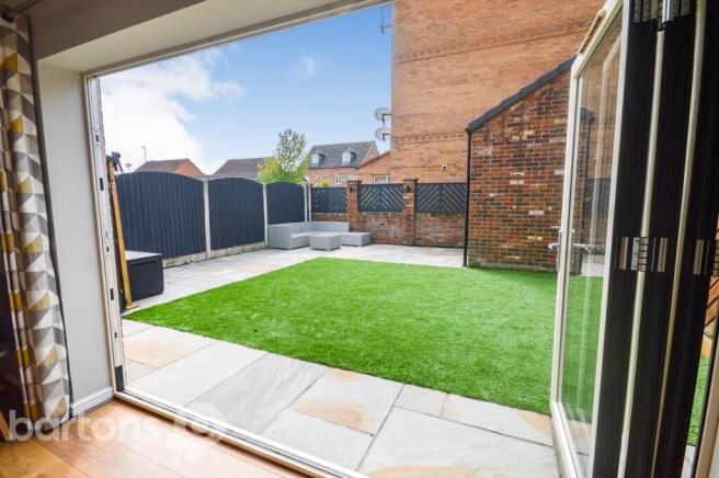 4 bed Semi-Detached to rent Image 4