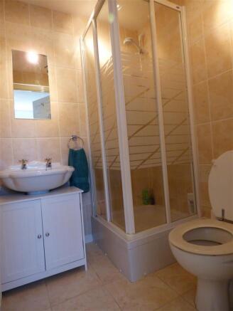 EN-SUITE SHOWER ROOM