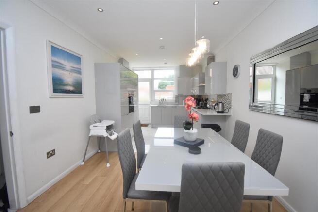3 bed Semi-Detached to rent Image 5