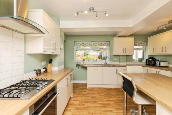 4 bed Detached for sale Image 7