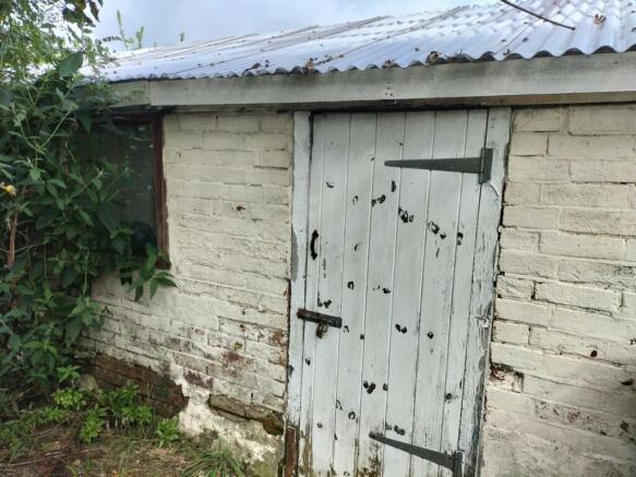 Shed/rear alleyway