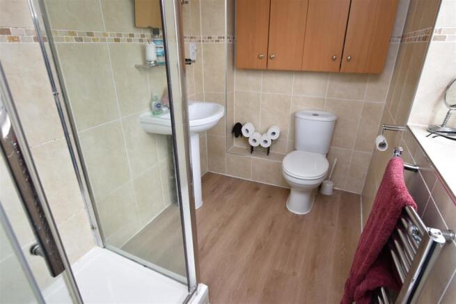 EN-SUITE SHOWER ROOM