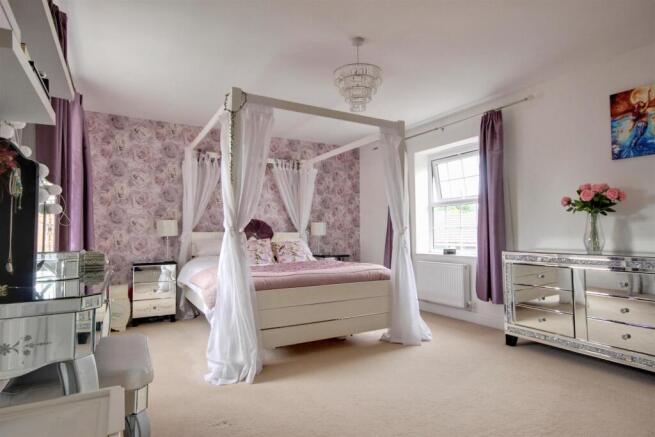 4 bed Detached for sale Image 7