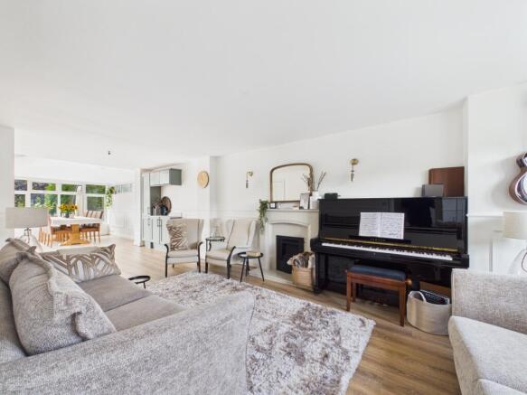 Lounge/Dining Room