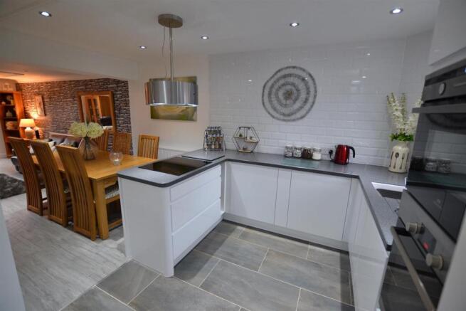 FITTED KITCHEN