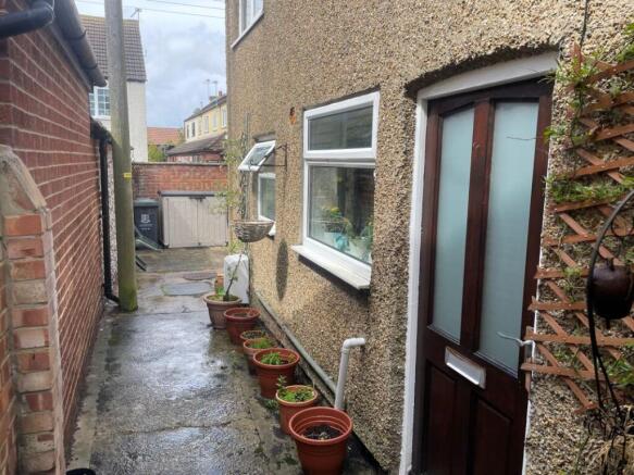 8 Clay Road, Caister-on-Sea, Great Yarmouth, Norfolk, NR30 5HB photo 4