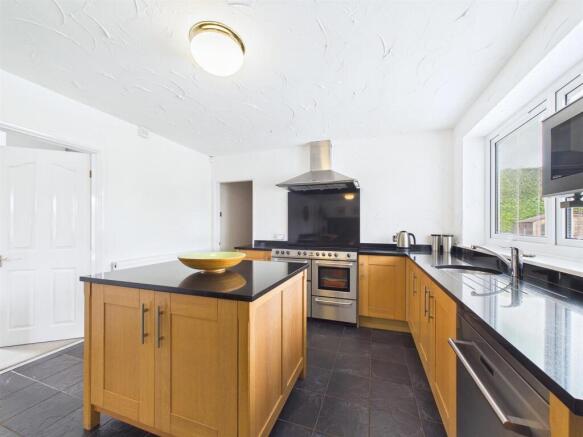 4 bed House for sale Image 7