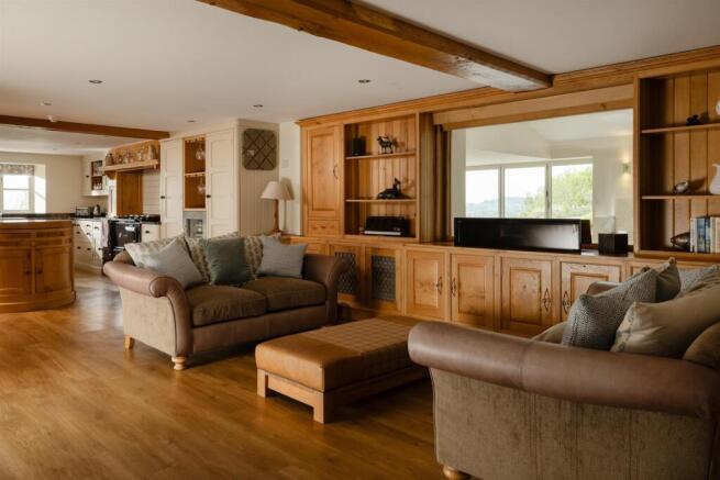 5 bed Detached for sale Image 7