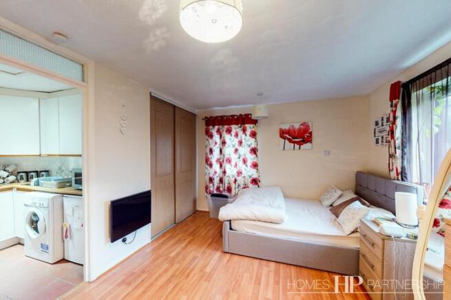 LIVING ROOM/BEDROOM