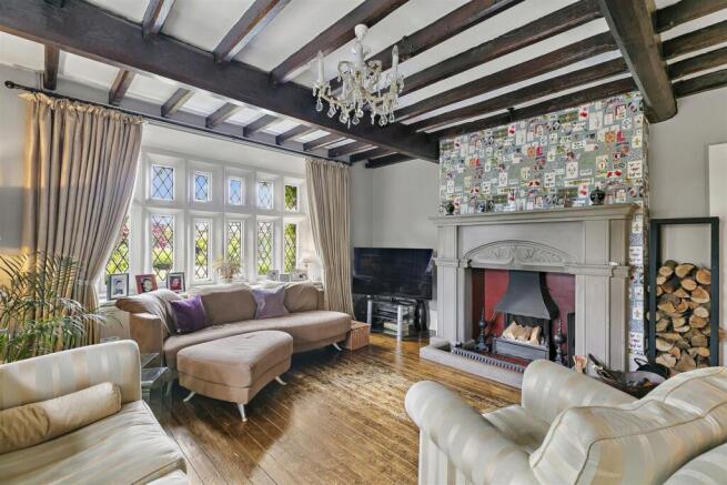 5 bed Detached for sale Image 9