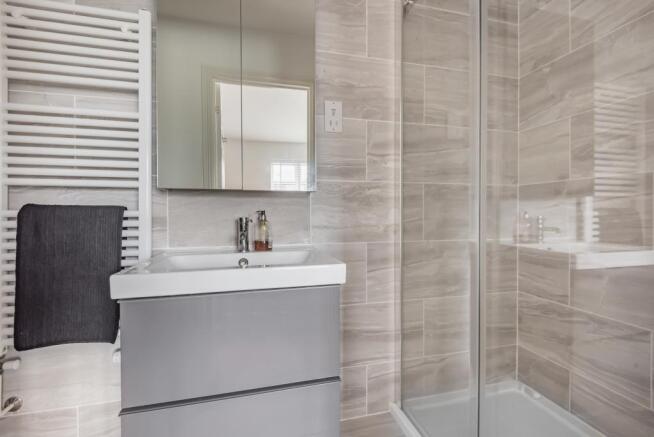 Guest bedroom en-sui