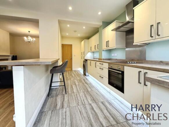 Kitchen & Breakfast Bar