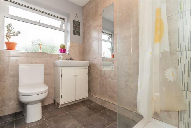 Main Bathroo